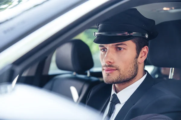 Chófer sentado en un coche — Foto de Stock