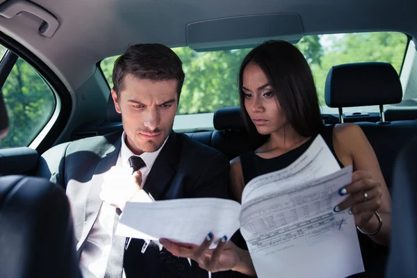 İş adamı ve iş kadını belgeleri okuma