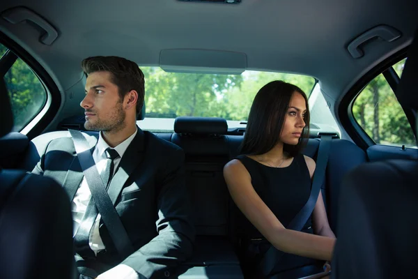 Empresario y mujer de negocios montando en coche — Foto de Stock