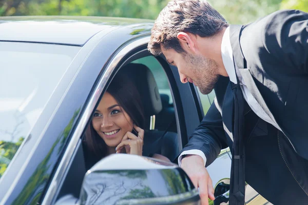 Mann spricht mit Frau im Auto — Stockfoto