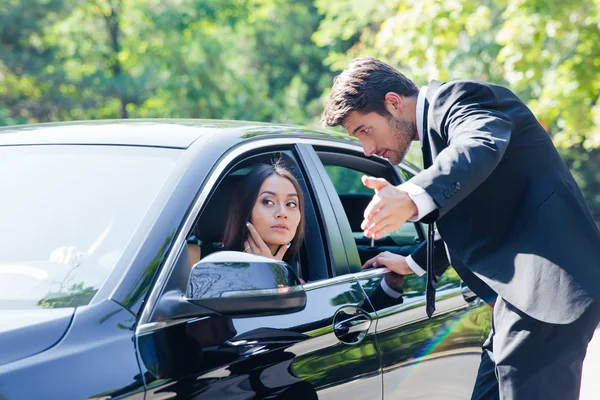 Hombre ayudando a mujer — Foto de Stock