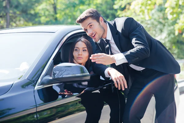 Hombre ayudando a mujer —  Fotos de Stock