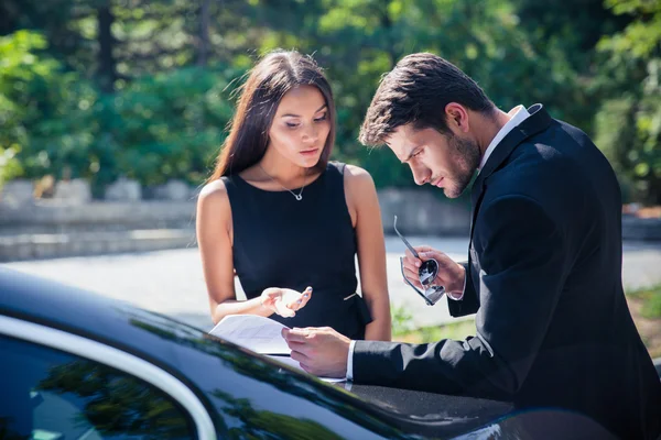 Geschäftsleute lesen Dokumente — Stockfoto