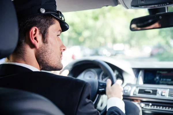 Männlicher Chauffeur fährt Auto — Stockfoto