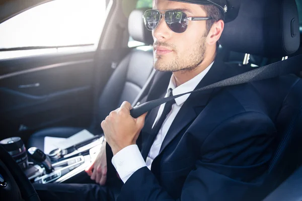 Chófer sentado en un coche — Foto de Stock