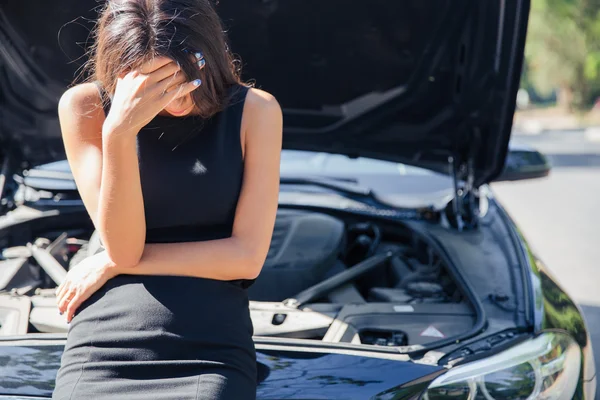 壊れた車のそばに立っている女性 — ストック写真