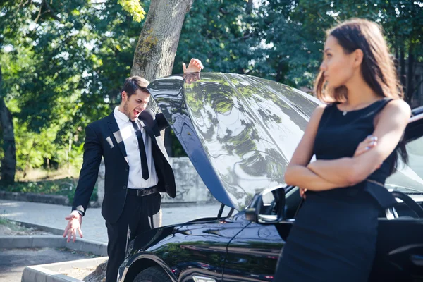 Man looking at open hood — Stock Photo, Image