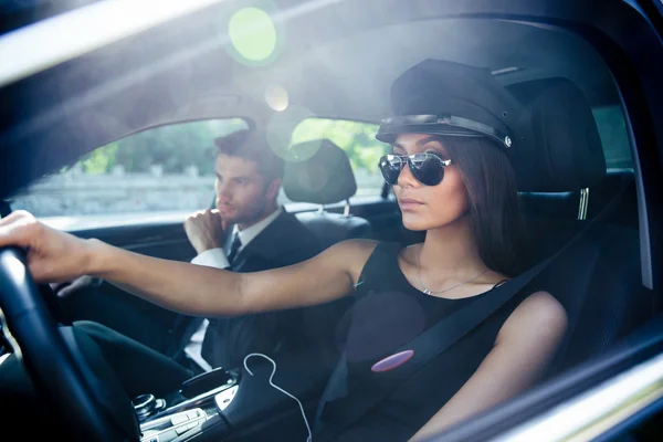 Mode vrouw in zonnebril rijden auto — Stockfoto