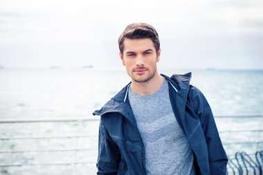 Spor adam açık havada ayakta