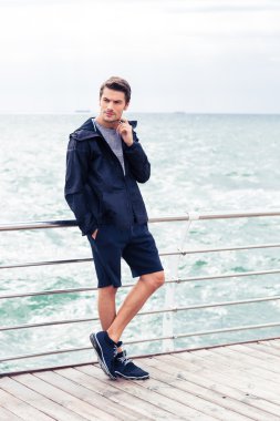 Spor adam açık havada ayakta 