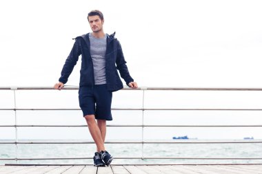 Tam uzunlukta bir spor adam portresi