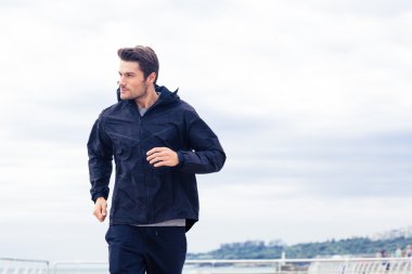 Adam dışarı koşuyor.