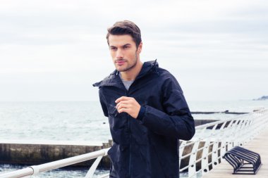 Spor adam açık havada denize yakın