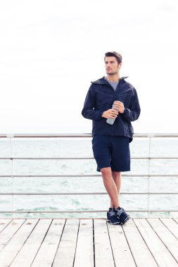 Şişe su tutarak yakışıklı adam