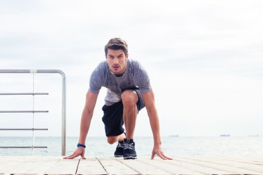 Başlangıç konumu açık havada duran runner