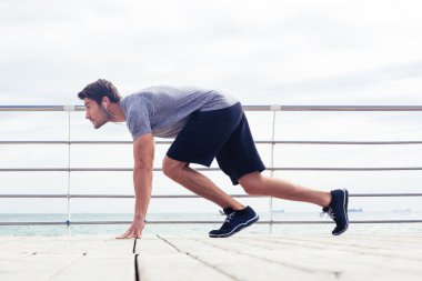 Başlangıç konumu açık havada spor adamı