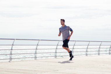 Spor adam açık havada denize yakın