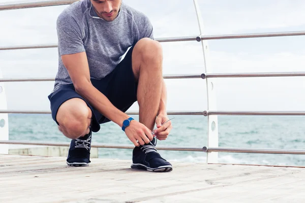 Hombre corbata cordones al aire libre —  Fotos de Stock