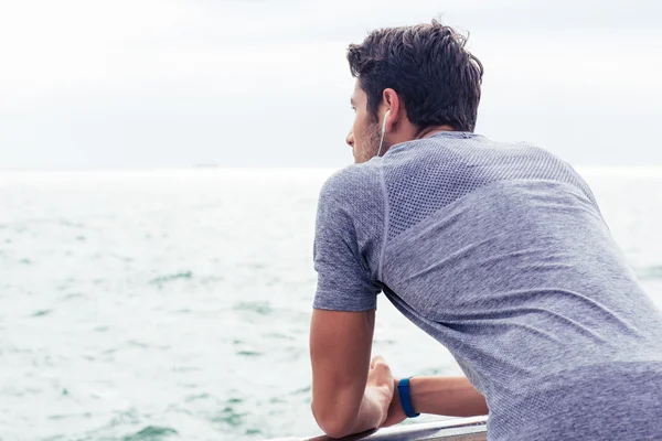 Uomo dello sport guardando il mare all'aperto — Foto Stock