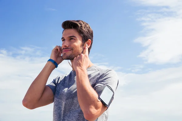 Porträt eines jungen Mannes in Sportbekleidung im Freien — Stockfoto