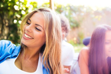 gülümseyen güzel kadın açık havada