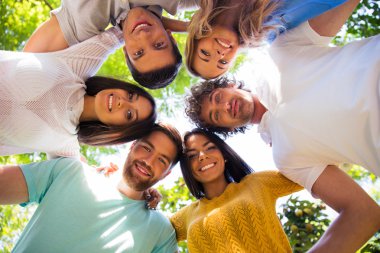 Arkadaşlar birlikte parkta sarılma