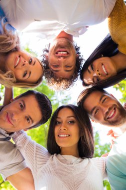 Arkadaşlar birlikte parkta sarılma