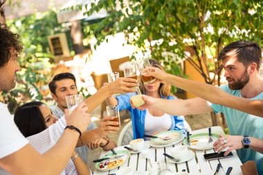 Arkadaşlar masa etrafında tost ekmegi