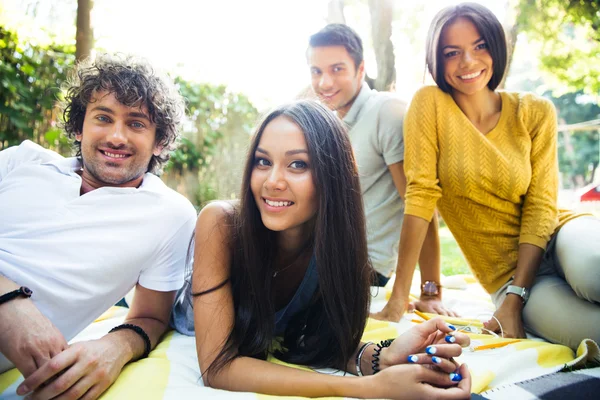 Amici che riposano all'aperto nel campus — Foto Stock