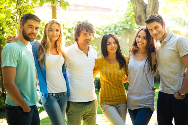 Amici in piedi all'aperto — Foto Stock