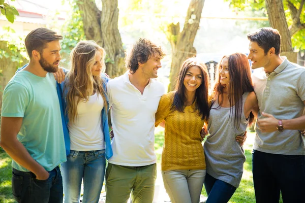 Amici felici nel parco — Foto Stock