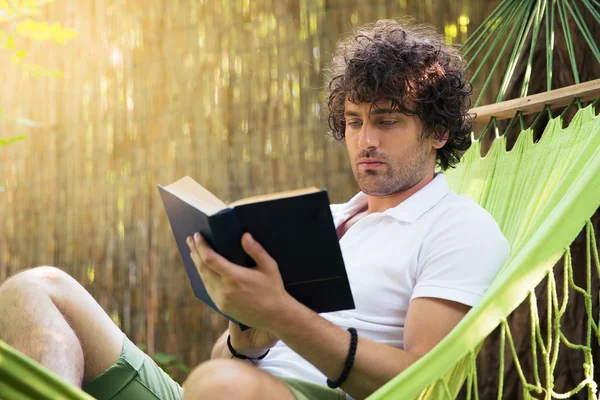 Man reading book outdoors — Stock Photo, Image