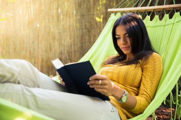 Libro de lectura de la mujer en la hamaca — Foto de Stock