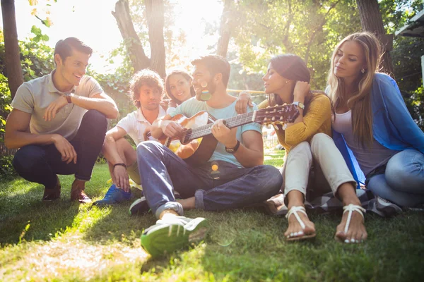 Friends with guitar having fun outdoor — Stock Photo, Image