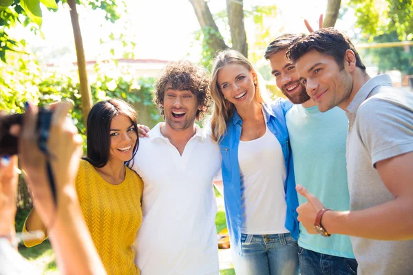 Fotógrafo haciendo foto de un grupo de amigos — Foto de Stock