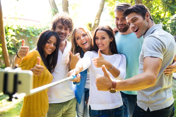 Amigos fazendo selfie foto ao ar livre — Fotografia de Stock