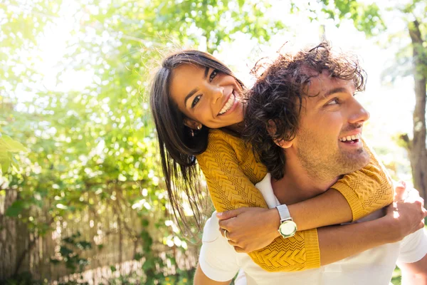 Portrait of a cheerful couple outdoors — Stock Photo, Image
