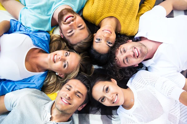 Amis couchés ensemble dans un cercle — Photo