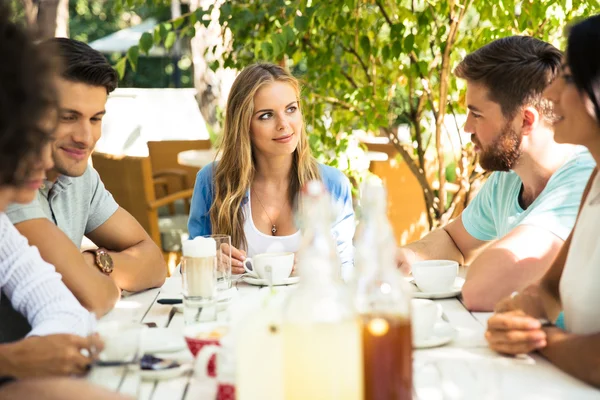 Friends enjoying outdoor dinner party — Stock Photo, Image