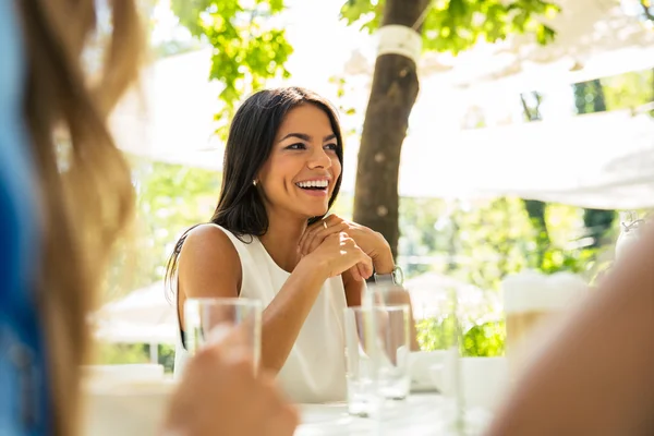 Mujer sentada a la mesa en un restaurante al aire libre —  Fotos de Stock