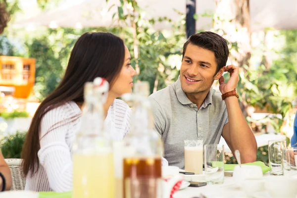 Pareja sentada en restaurante al aire libre — Foto de Stock