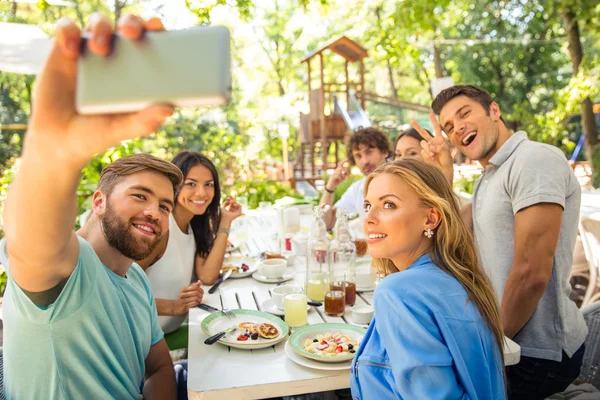 Amigos haciendo foto selfie en restaurante al aire libre — Foto de Stock