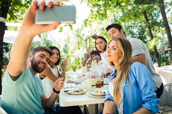 Amigos haciendo foto selfie en restaurante al aire libre —  Fotos de Stock