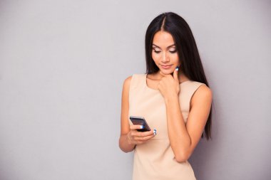 Akıllı telefon kullanan kadın