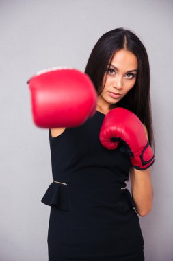 İşkadını boks eldiven kameraya Delme