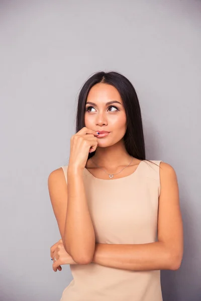 Portrait d'une femme réfléchie en robe levant les yeux — Photo