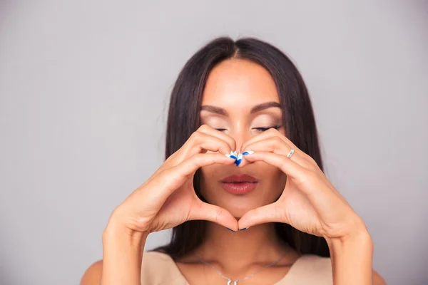 Mujer atractiva haciendo corazón con los dedos — Foto de Stock