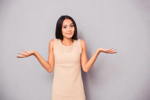 Retrato de una mujer encogiéndose de hombros —  Fotos de Stock