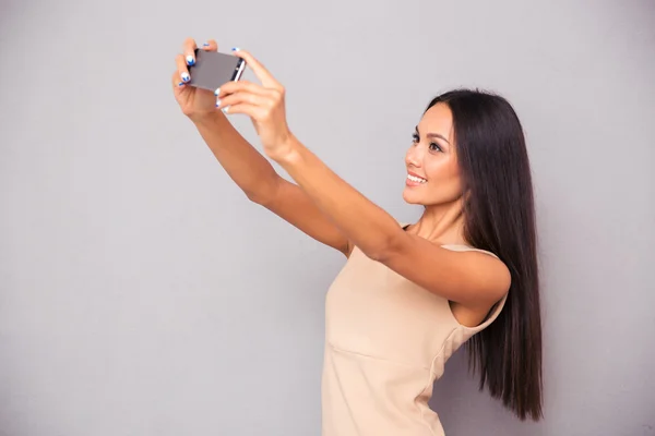 Женщина делает селфи фото на смартфоне — стоковое фото