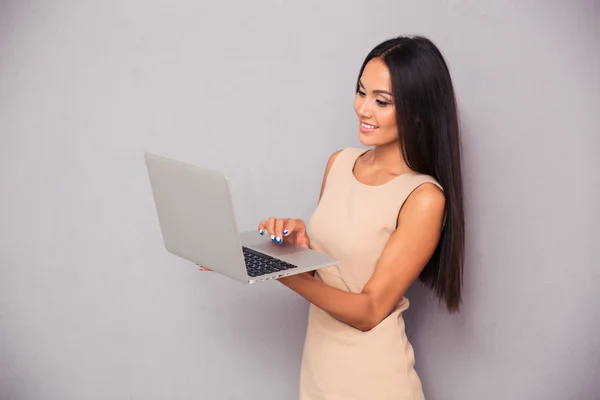 Ritratto di una donna sorridente che usa il computer portatile — Foto Stock